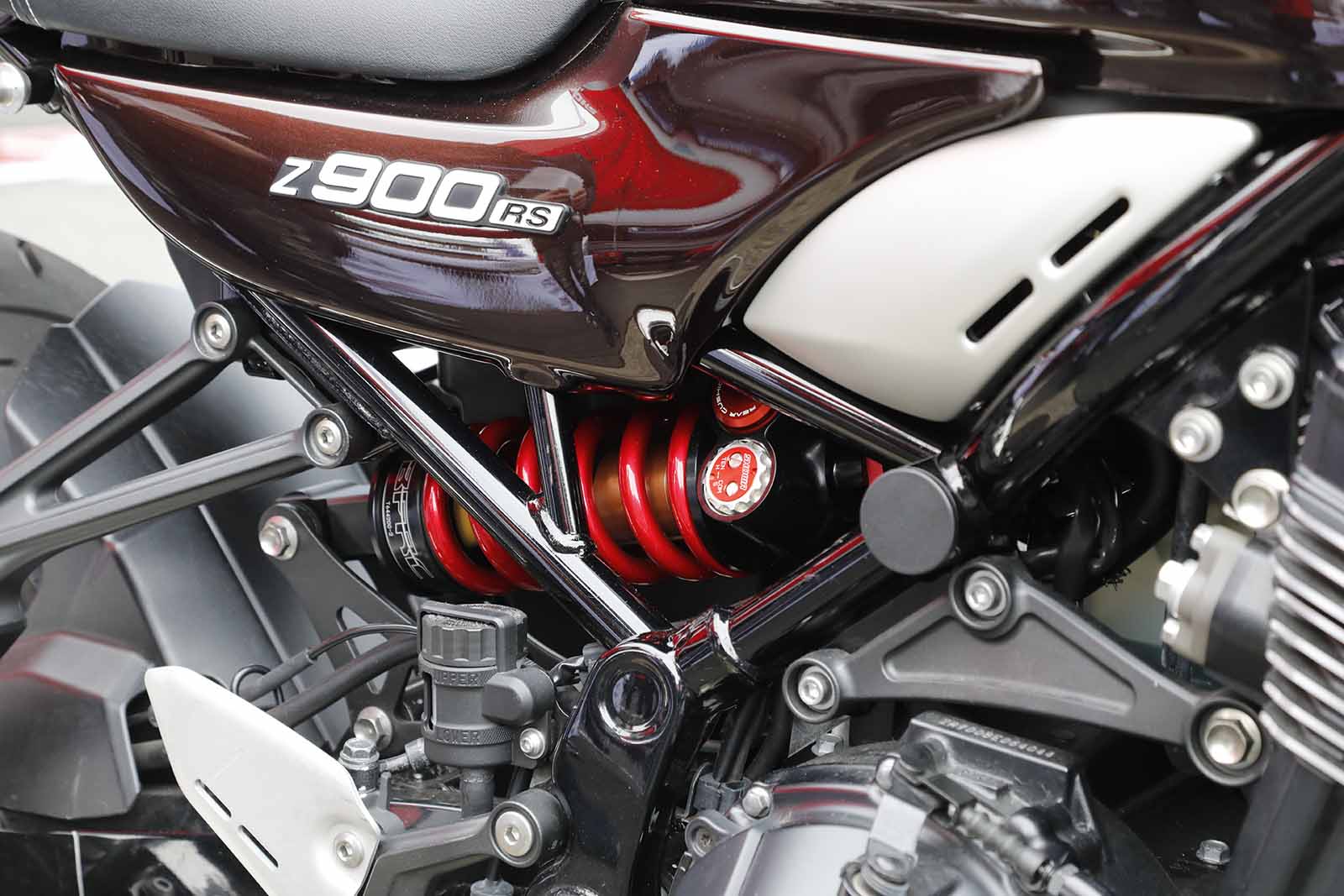 スーパーバイクマシンで実績のあるSHOWAバランスフリーサスペンション