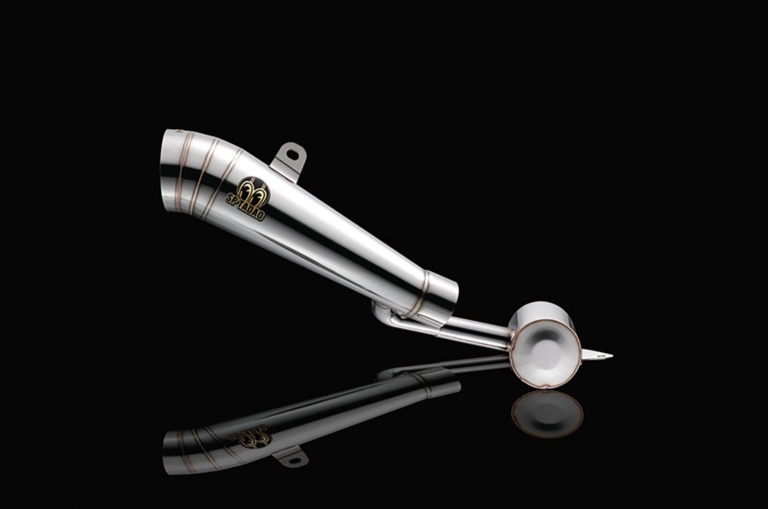 スタイリッシュなショートデザインで雄大なトルクを実現、スリップオン