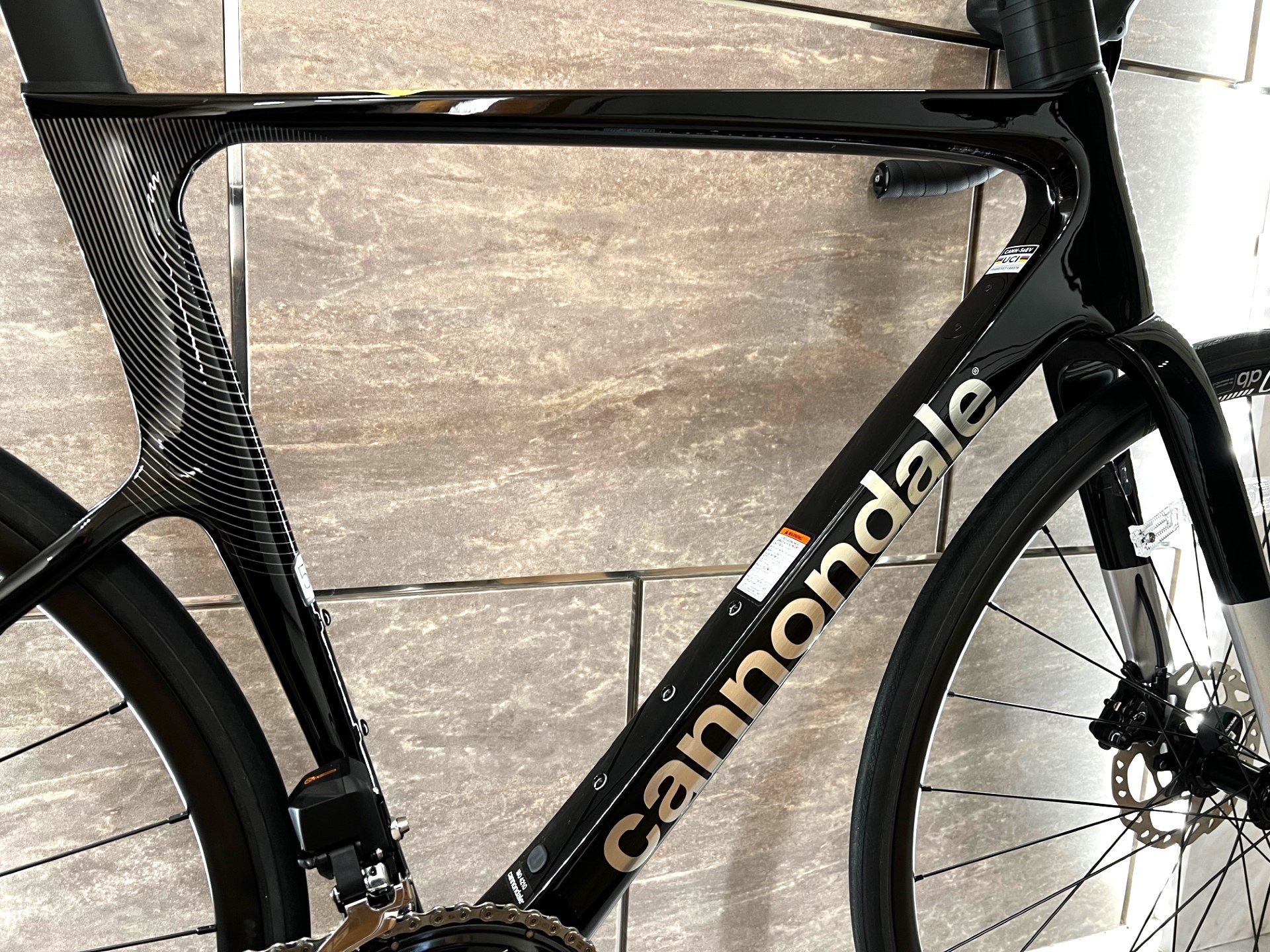 超人気モデル「SUPERSIX EVO4」に「カーボンホイール」を搭載した