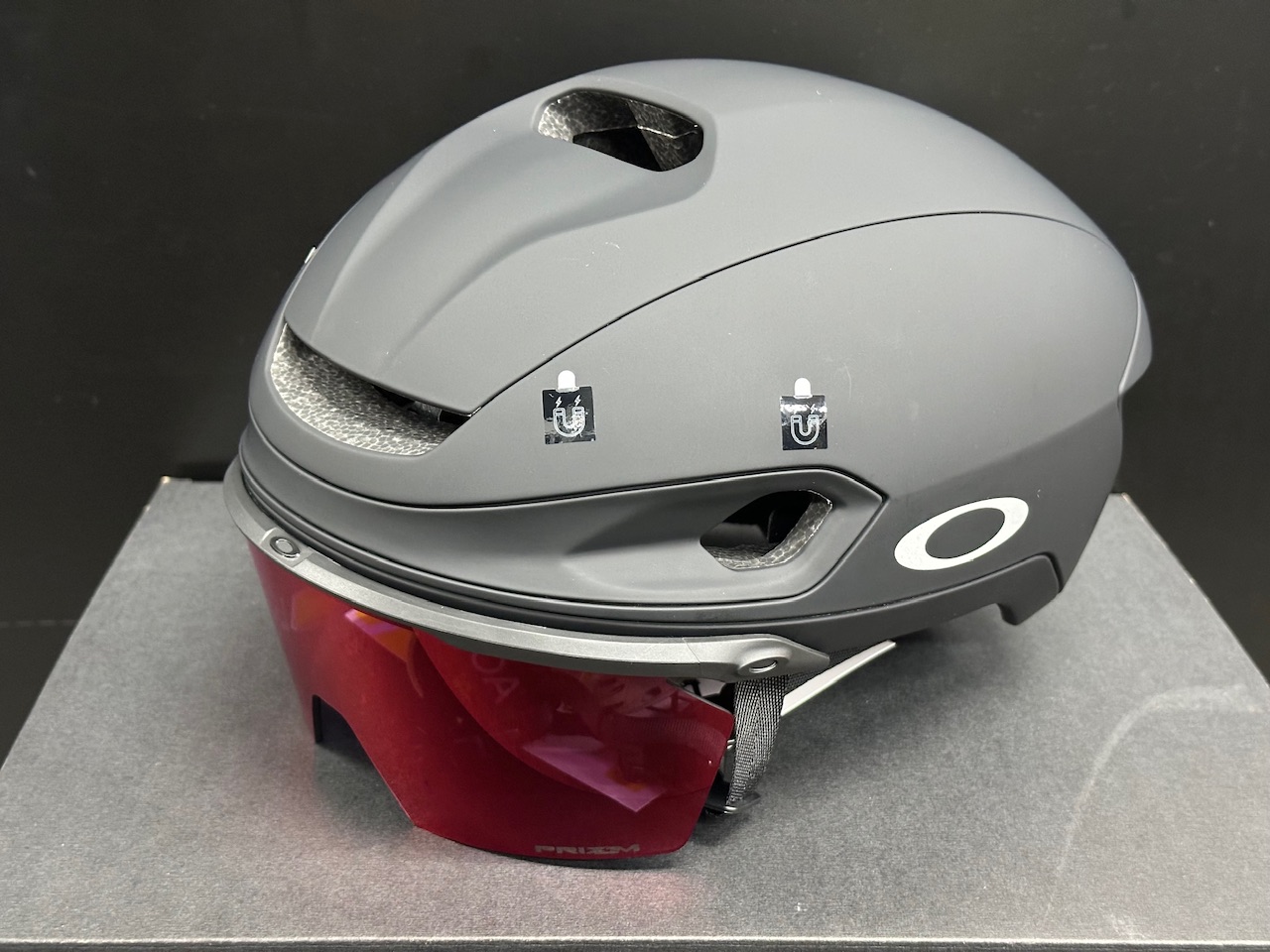 OAKLEY】新型ARO7エアロヘルメットはプリズムロードシールド付き