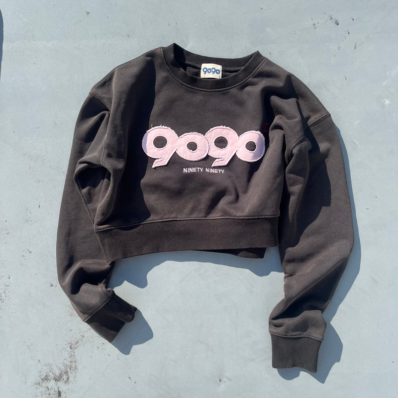 9090 OG Logo Patched Crewneck Sweat (Cropped) – YZ