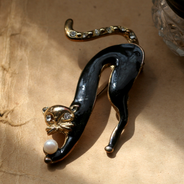 英国 ヴィンテージ 伸び猫ブローチ イギリス アクセサリー|アクトン