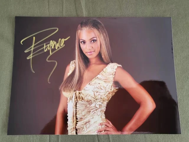 Beyonce-ビヨンセとリア―ナの直筆サイン入りのオリジナル・カラー写真