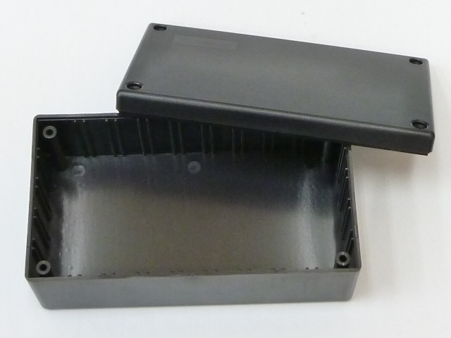 プラスチックケース 黒 135×75×49mm: ケース・ネジ・固定具 秋月電子