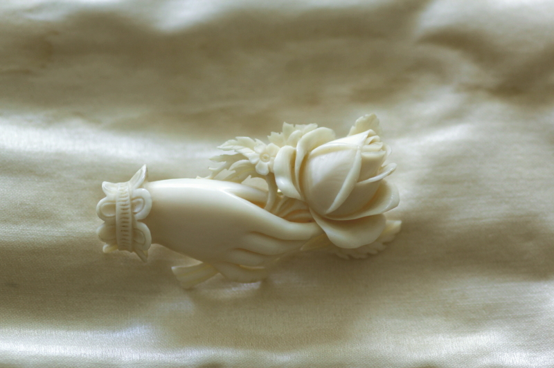 アンティークアイボリーブローチ 手ハンド ローズ 象牙細工 【Antiques