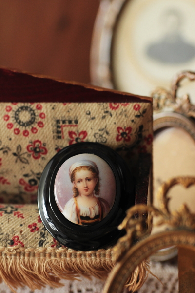 アンティークヴォルカナイトブローチ 貴婦人の手 イギリス モーニング