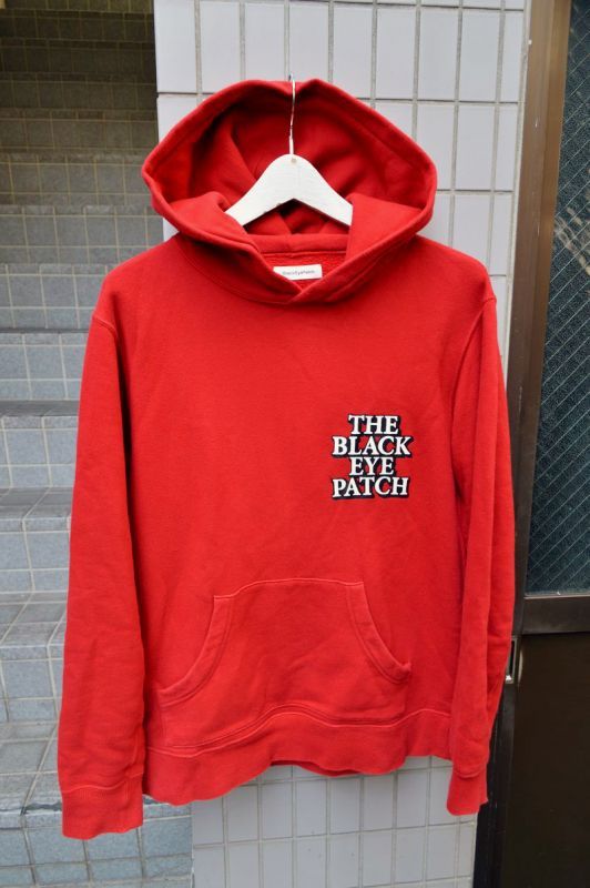 Black Eye Patch ブラックアイパッチ】赤ロゴプリントプルオーバー