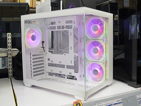 デュアルチャンバー構造のピラーレスPCケース「CG530 4F WH」がTSUKUMO