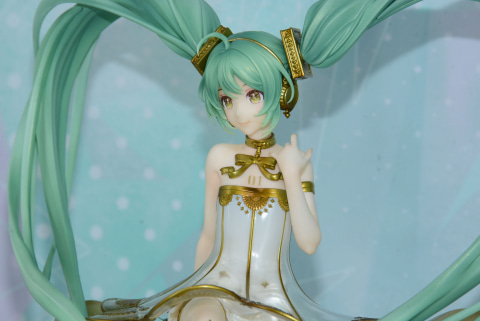 神秘的な透明感……。ずっと見つめていたい「初音ミクシンフォニー