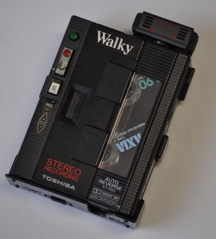 思い出家電】東芝のポータブルカセットプレーヤー「Walky KT-RS1