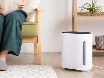 壁掛けできる、光触媒利用の空間除菌脱臭機「Puripot F1+」 - 家電 Watch