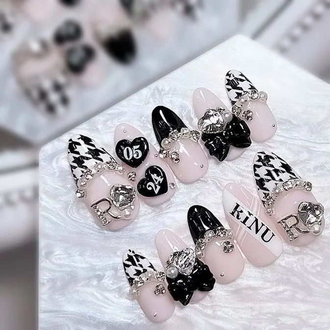 ネイルチップ 量産型 千鳥柄 ワンホンネイル 韓国ネイル 黒ネイル 白