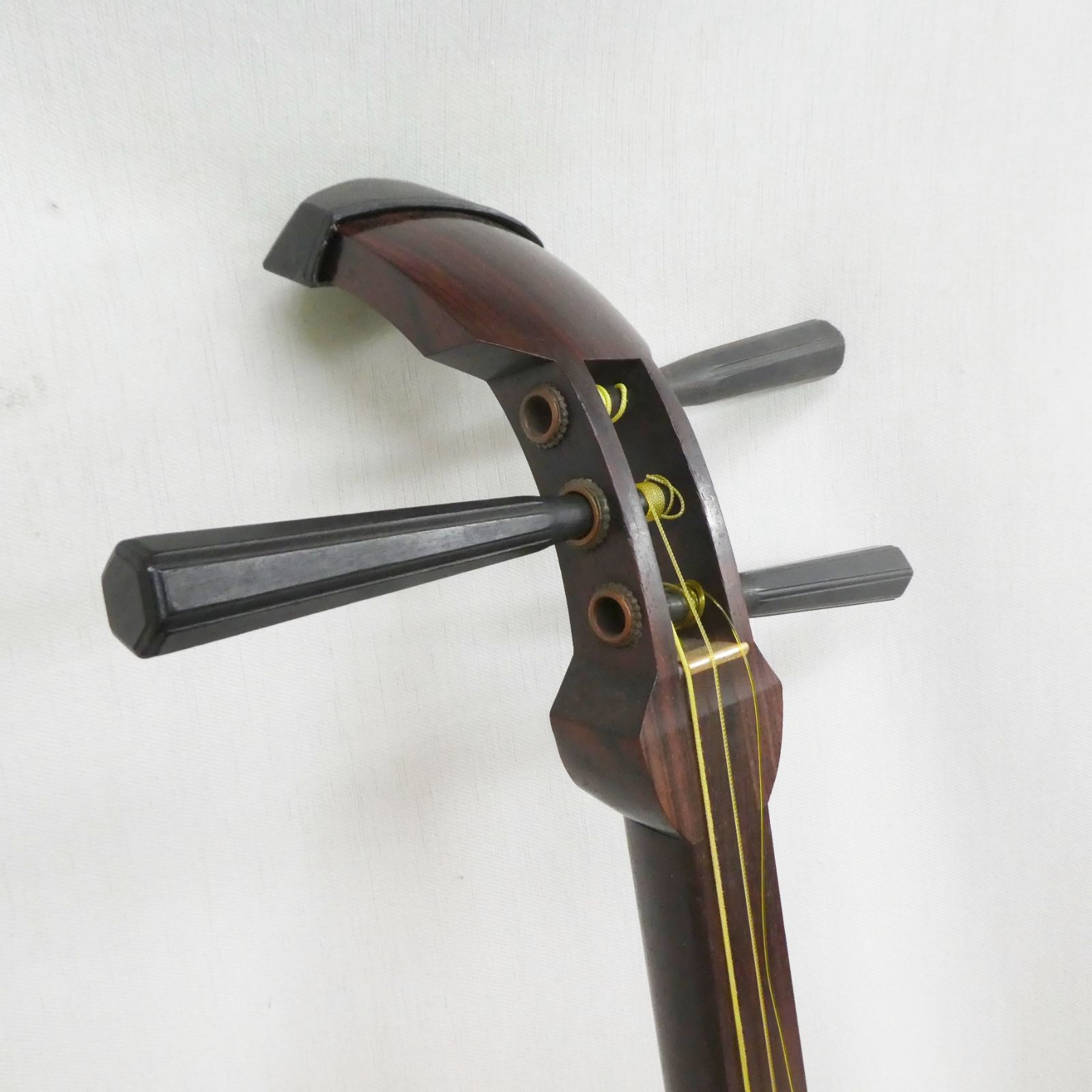 R075【希少】三味線 ハードケース付き 和楽器 中古 破れ、補修有り