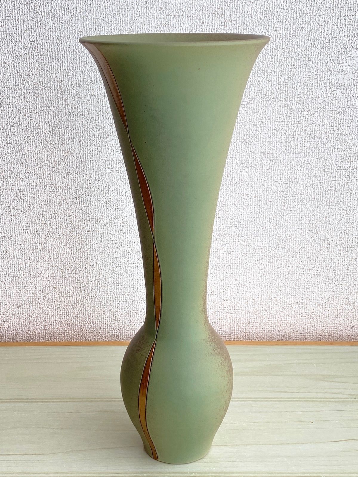 KB131】陶器 花瓶 かぶら型 立華 緑と茶に金紋様 直径約14cm 高さ約