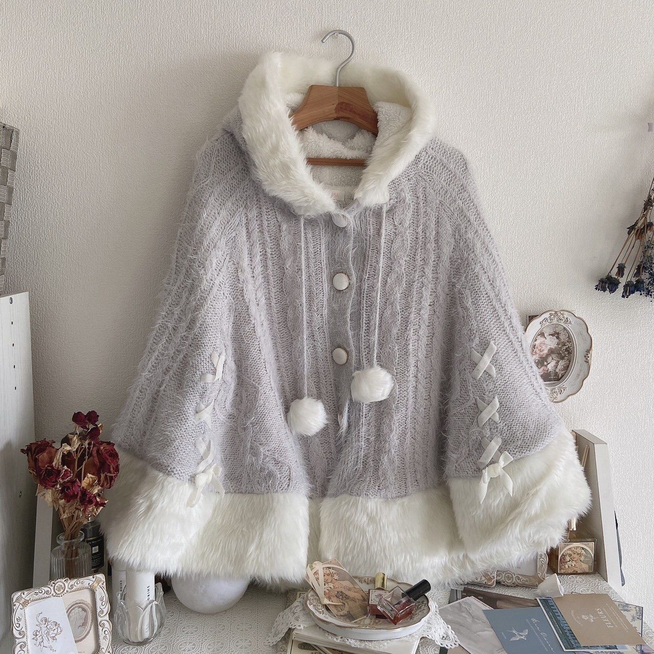 LIZLISA ポンポンリボンニットファーポンチョ ホワイト LIZLISA