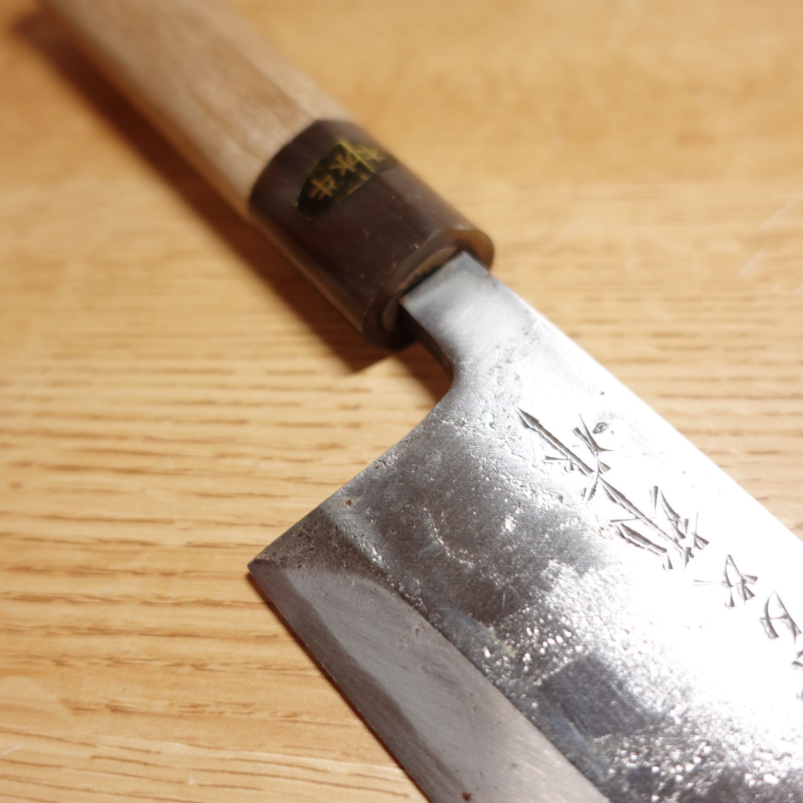 10671鏡面仕上げ出刃包丁 8寸 刺身包丁 本出刃 黒檀黒水牛角白三本巻