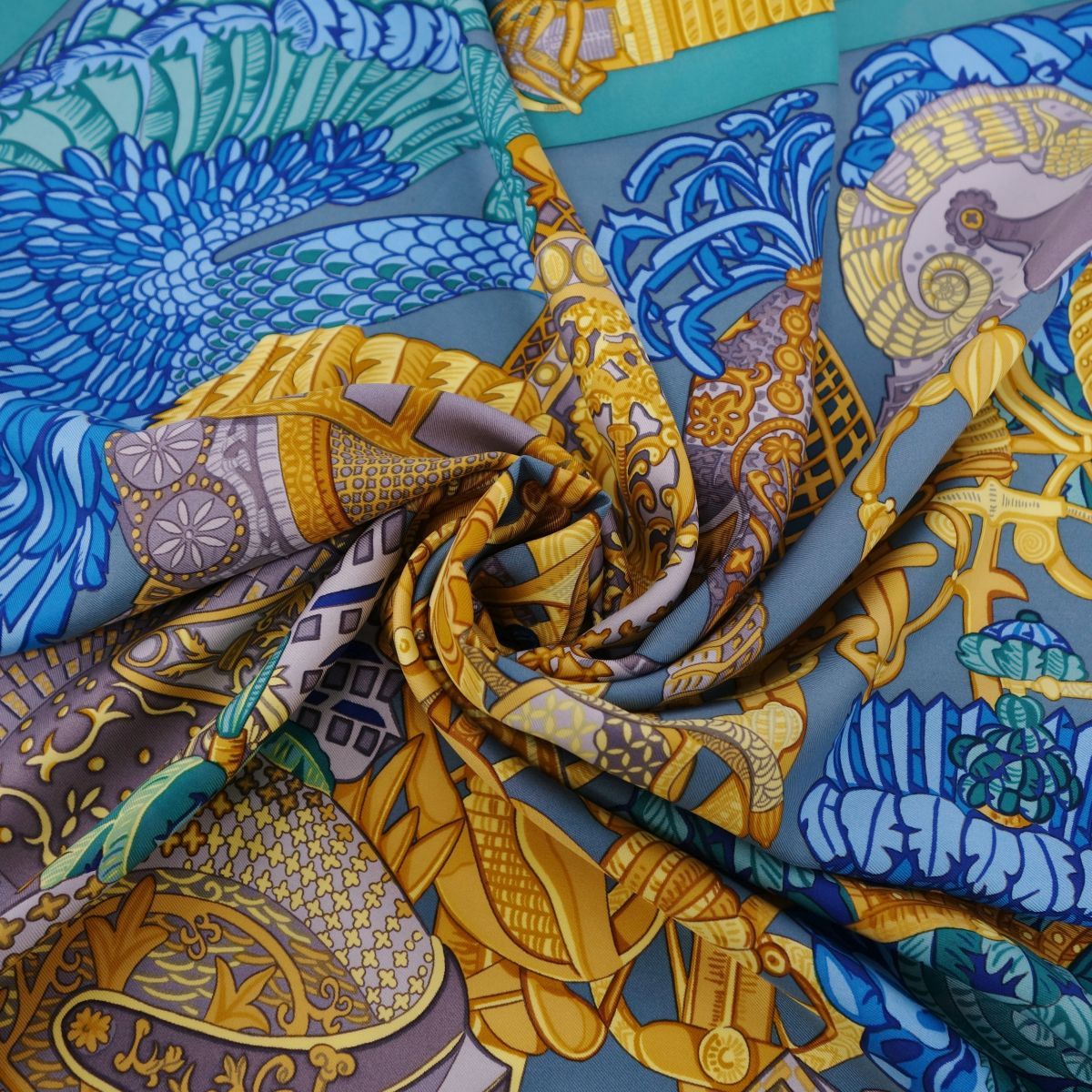 セール】HERMES エルメス カレ 90 スカーフ 羽飾りの騎士兜 白✕金