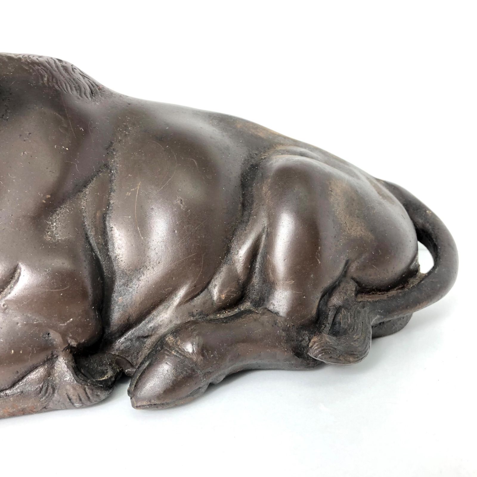 ②牛 美術工芸品「座る牛」彫刻 在銘「呂」丑 オブジェ 置物 牛 金属