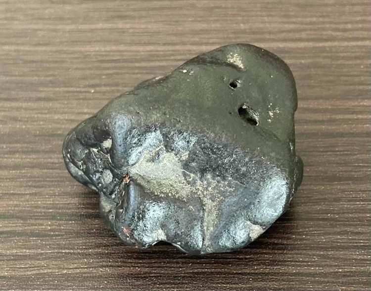 特価！！大型！地球外から飛来した磁気を帯びた神秘の隕石、宇宙の力を