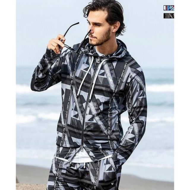 ウノピュウノウグァーレトレリラックス 1piu1uguale3 RELAX パーカー