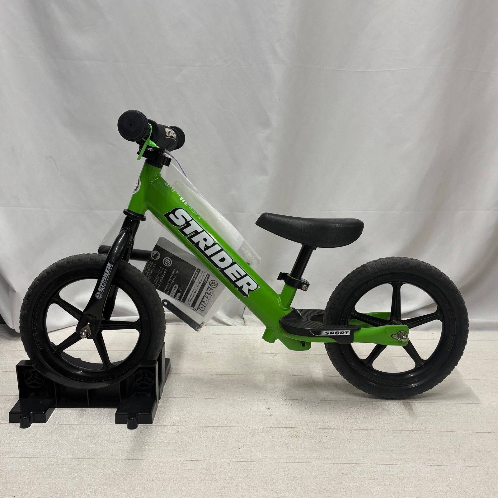 STRIDER 12 SPORT グリーン バランスバイク中古 スタンド付 STRIDER 12
