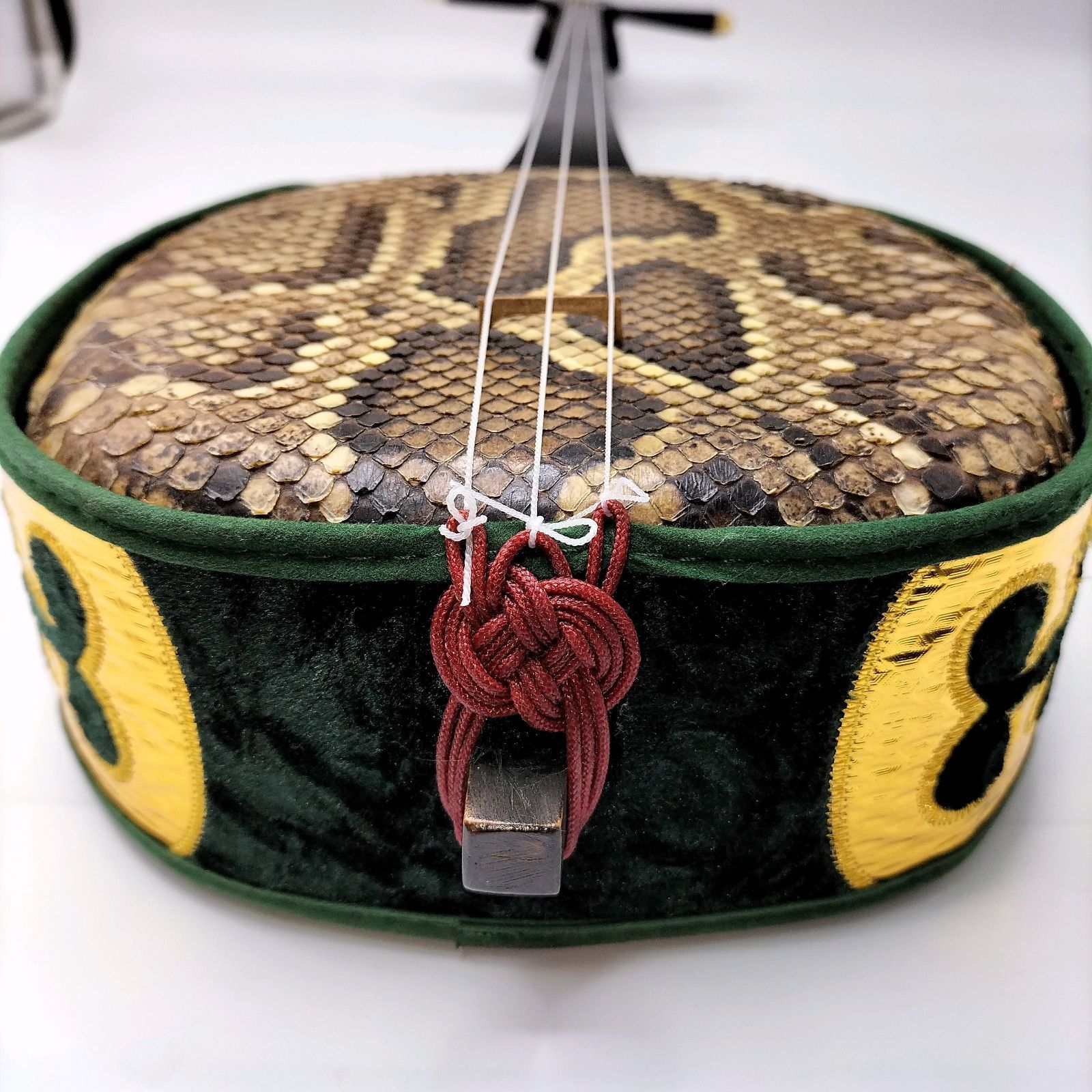 三線 本革 沖縄三線 本皮 ハードケース付 - メルカリ