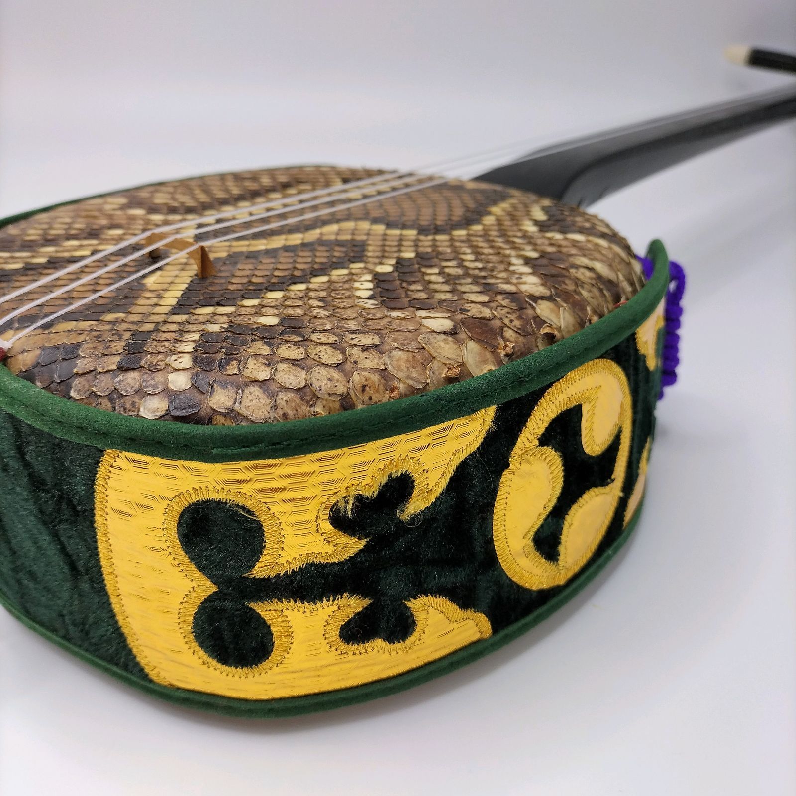 三線 本革 沖縄三線 本皮 ハードケース付 - メルカリ