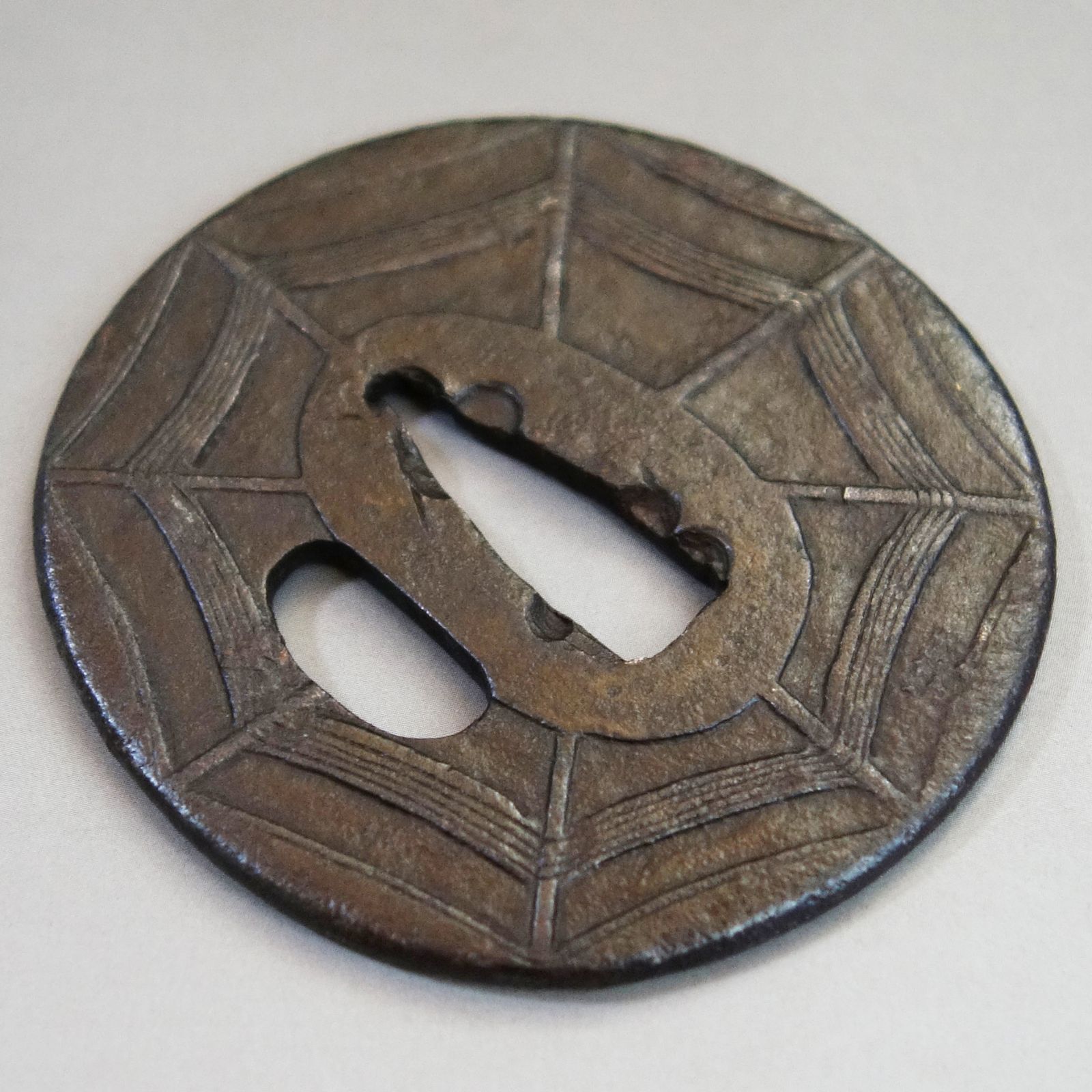 骨董逸品【蜘蛛の巣図鍔 鉄地 鋤出彫】 日本刀 刀装具 鍔 鐔 武具 江戸