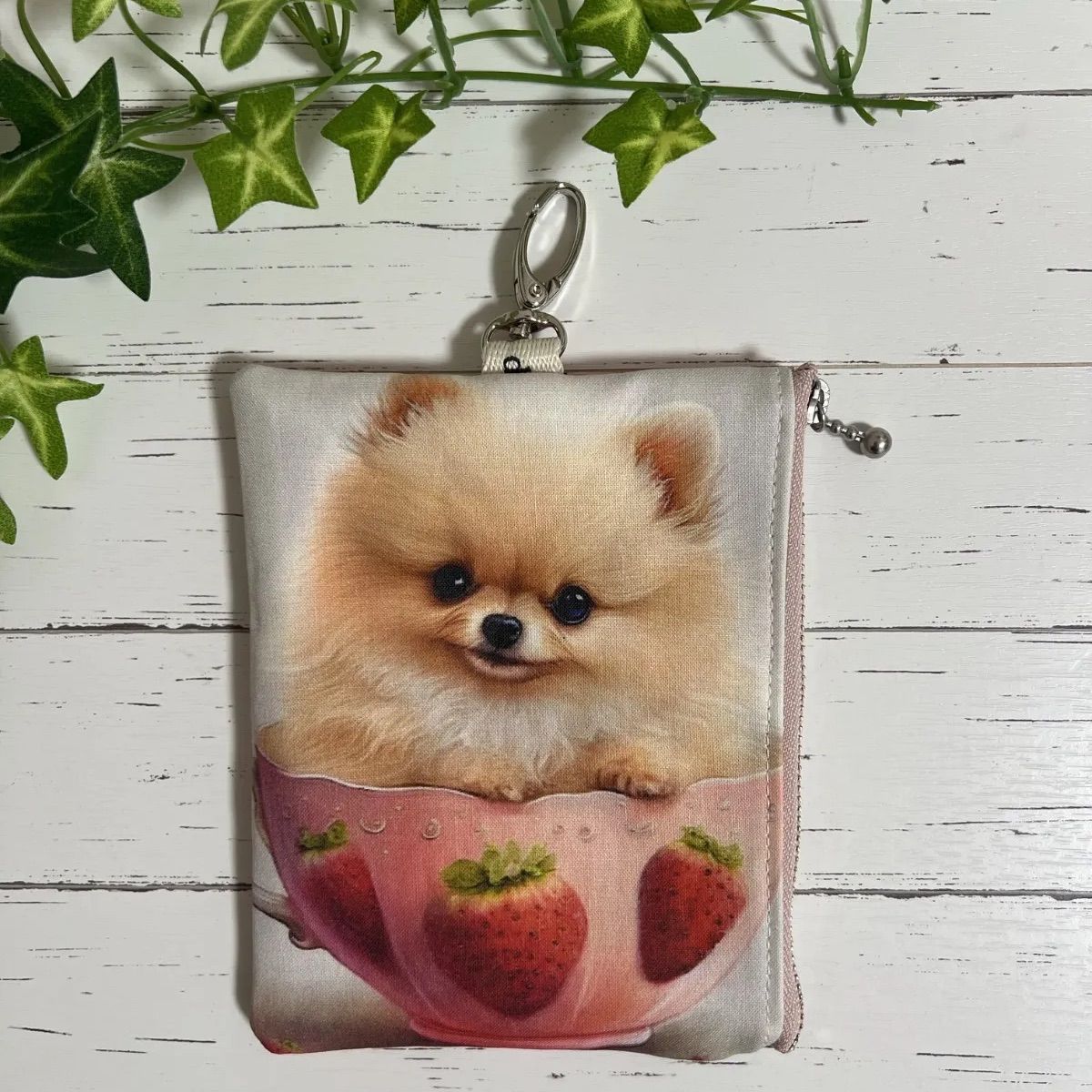 ポメラニアンといちご フラットポーチ - メルカリ
