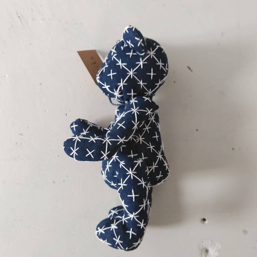 くまのぬいぐるみ(十字刺し子、デニム生地、ハンドメイド) - メルカリ