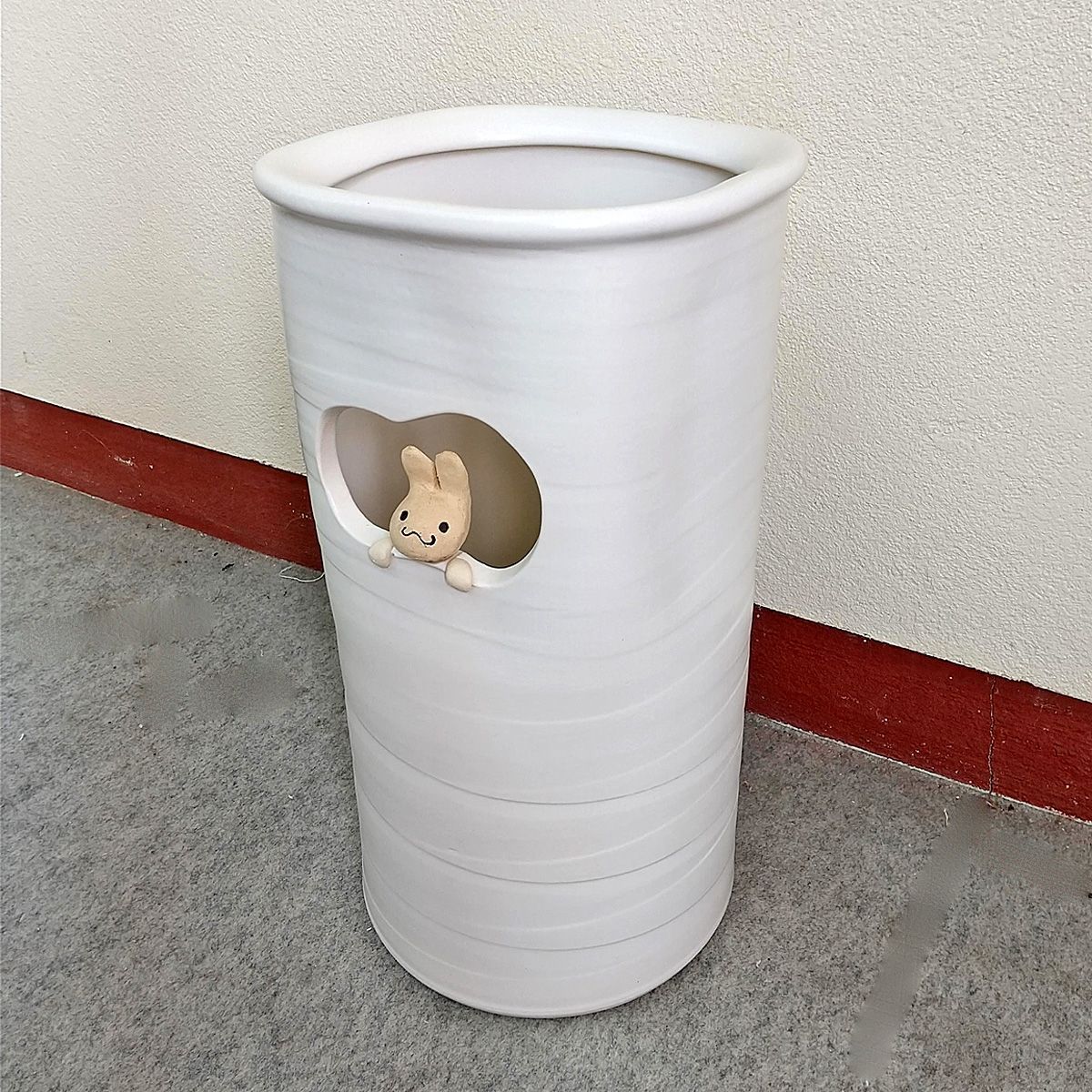 陶器傘立て 窓うさぎ傘立 信楽焼 かわいいウサギ傘立て 丸伊製陶 傘約6