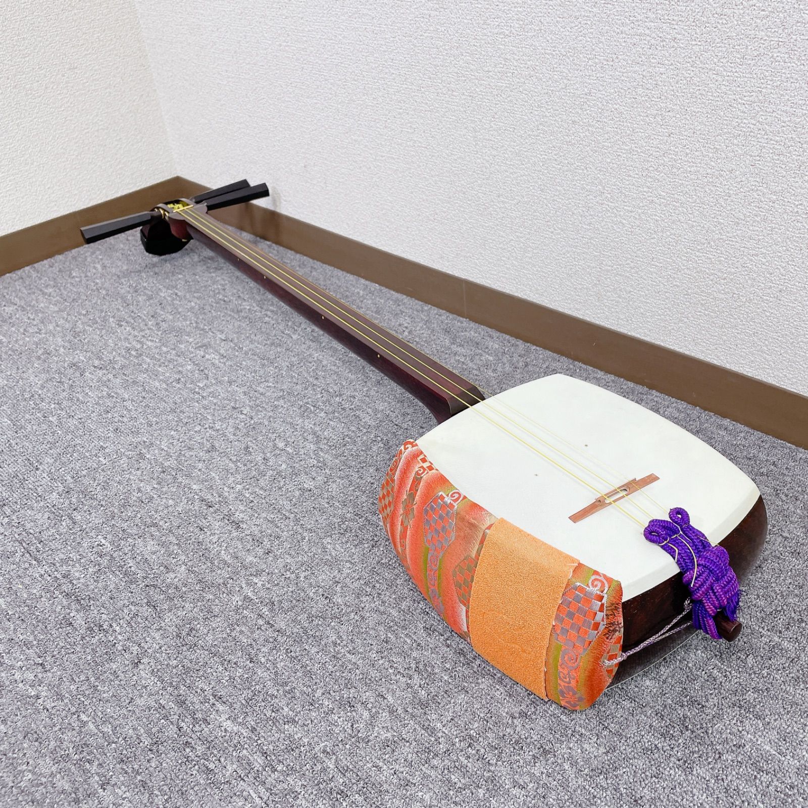 三味線 中棹 一本溝 東さわり 紅木 綾杉彫り胴 和楽器 - メルカリ