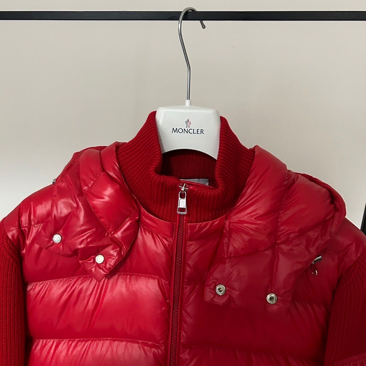 MONCLER ダウンニット☆赤☆フード付き☆定番ロゴ☆サイズL - メルカリ