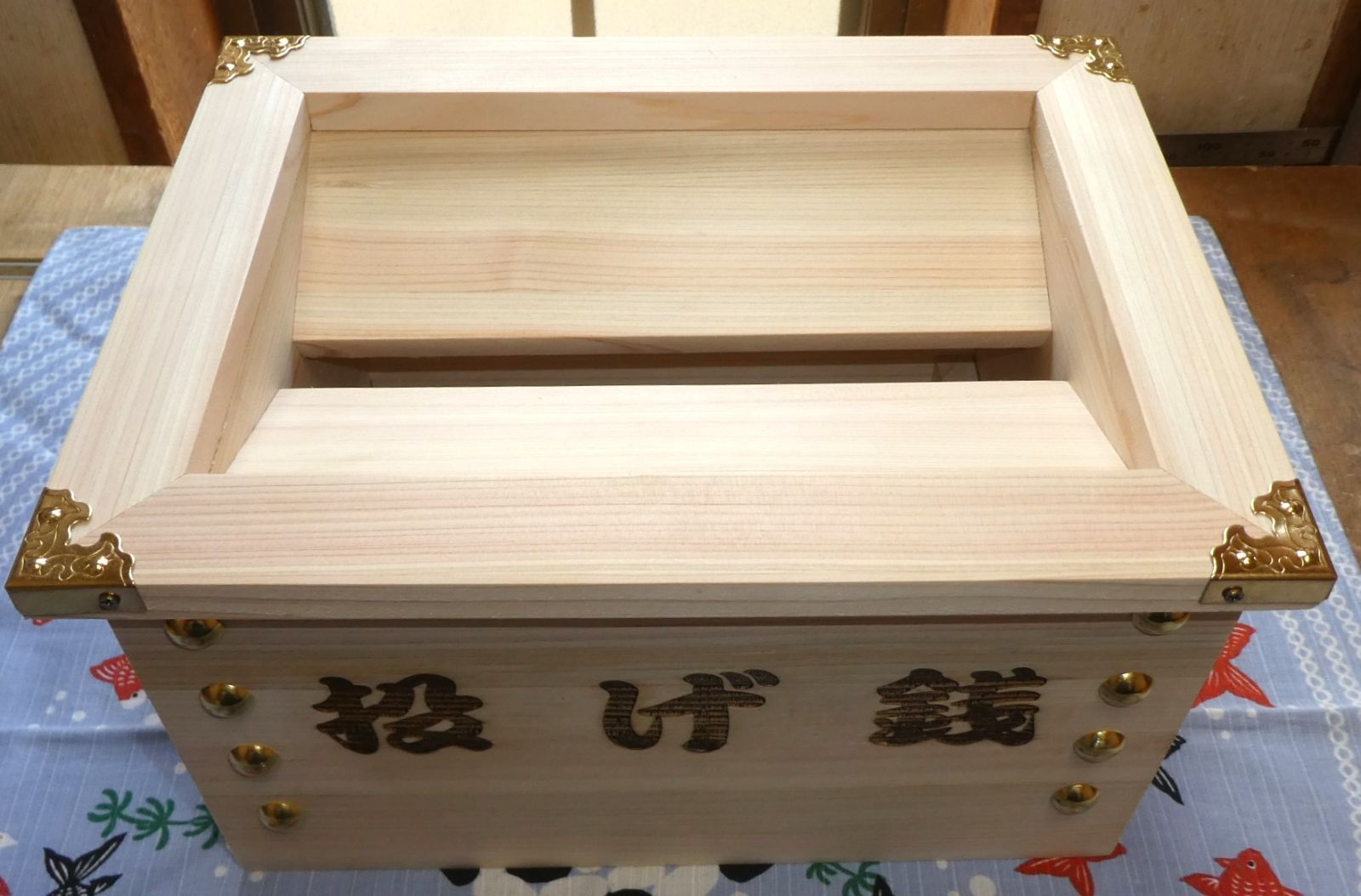 投げ銭 賽銭箱タイプ（大）外枠金色 金鋲 フック付5 - メルカリ