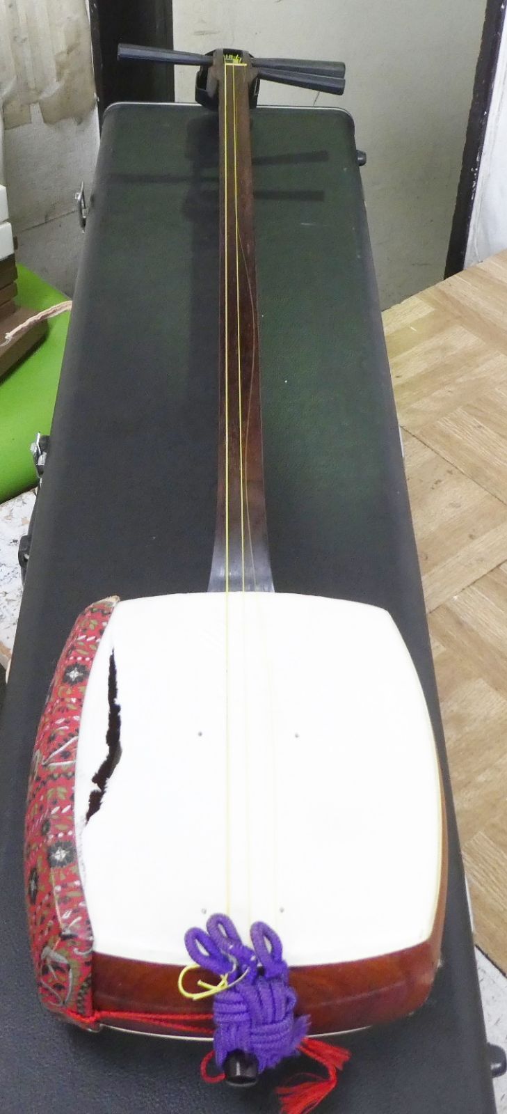 R075【希少】三味線 ハードケース付き 和楽器 中古 破れ、補修有り