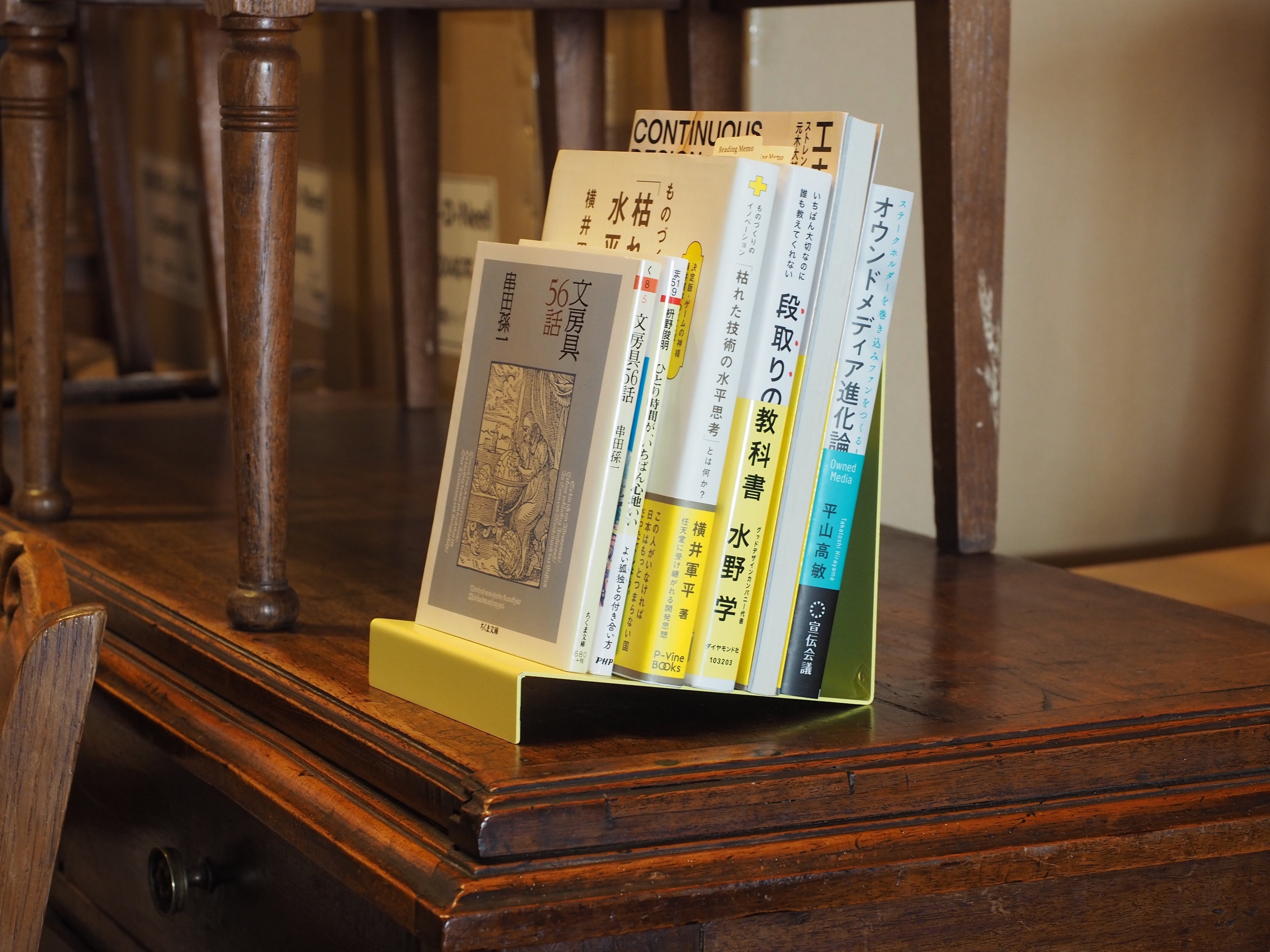 N」の形が生む安定感 「ブック＆ディスプレイスタンド」が使いやす