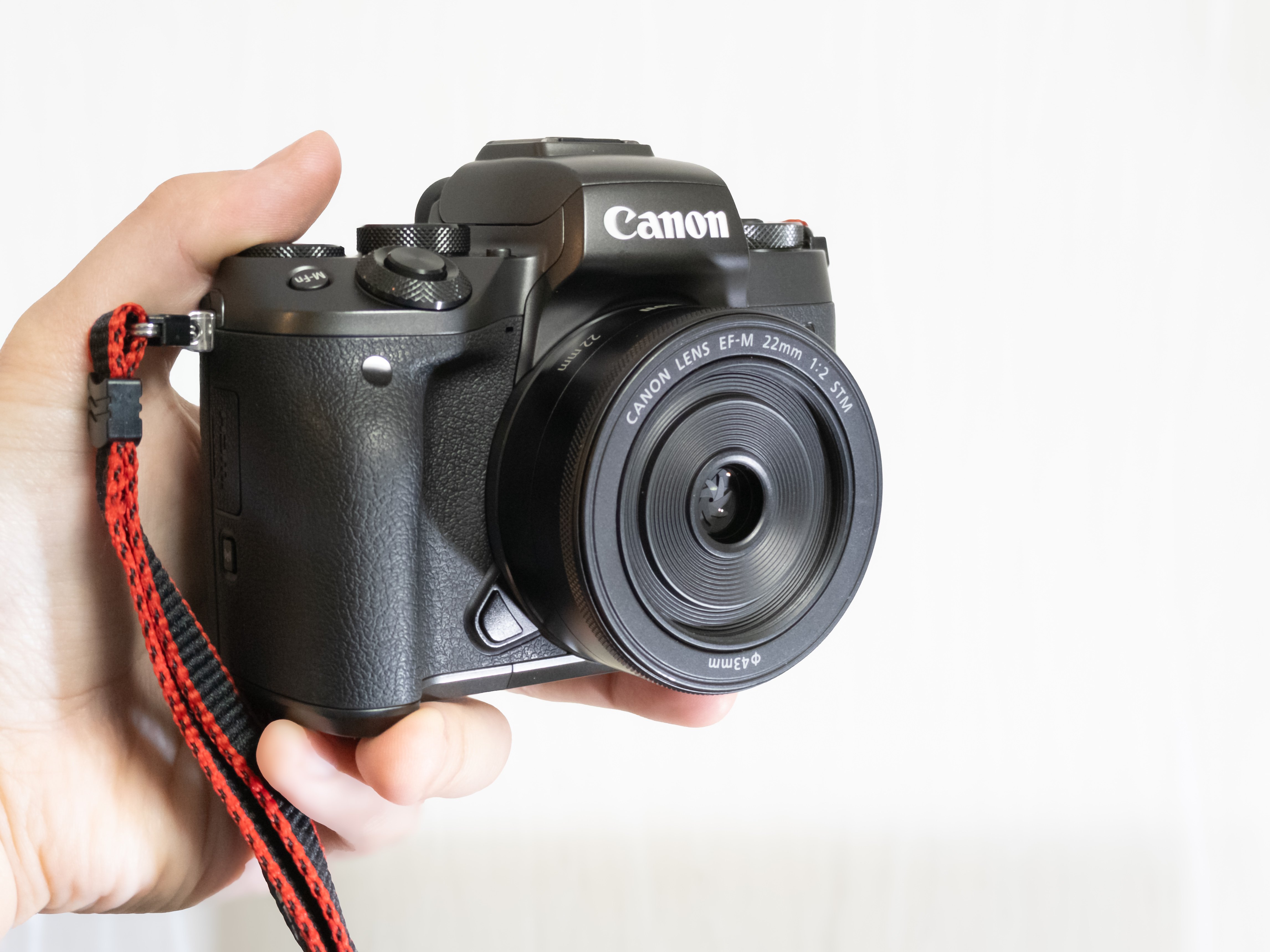 明るくてぼけが綺麗な単焦点レンズCanon EF-M 22mm F2フィルム付き