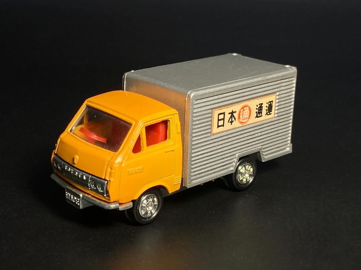 トミカNo.38】1972年黒箱ハイエース冷凍車｜冷凍車なのに大漁旗？縁起