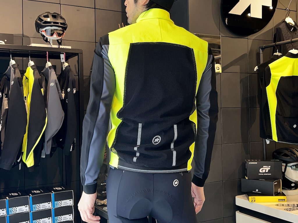 サイクリストの「小さな鎧」。春と秋の寒暖差を乗り切る高性能ジレ登場