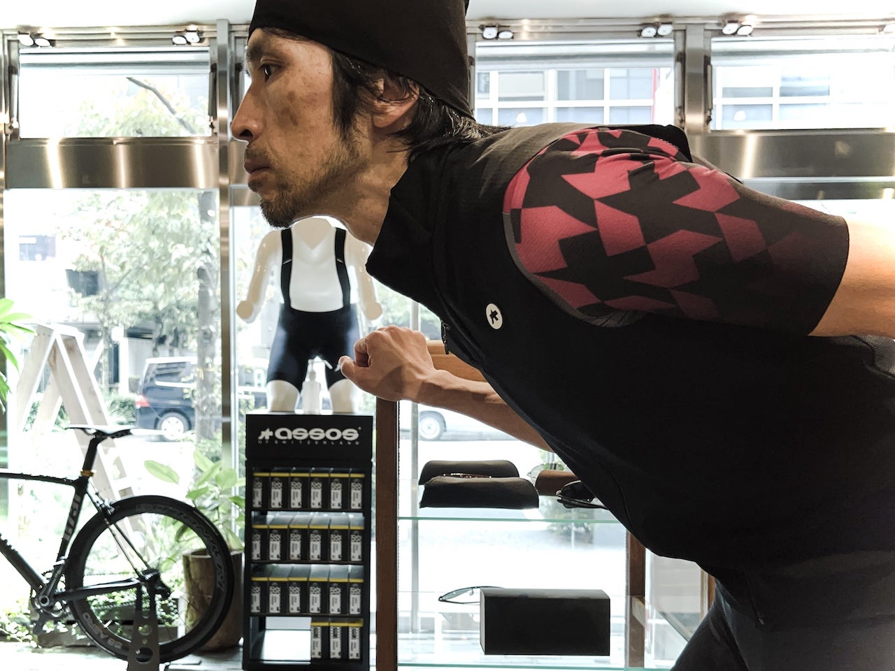 サイクリストの「小さな鎧」。春と秋の寒暖差を乗り切る高性能ジレ登場