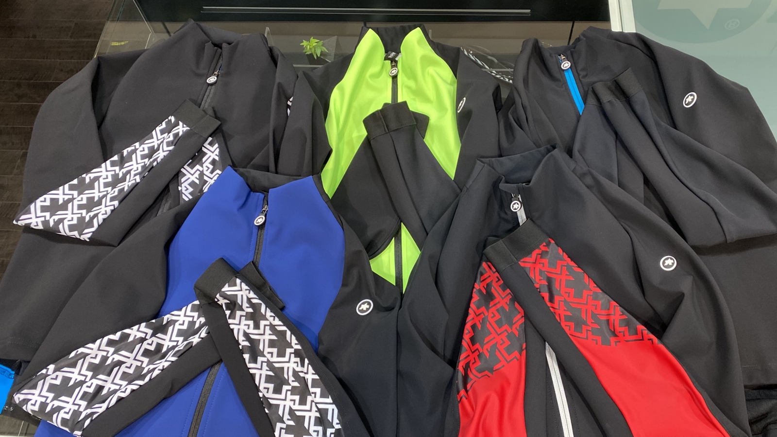 最新カラーは視認性抜群。安全を身に纏う、冬のサイクルジャケット大