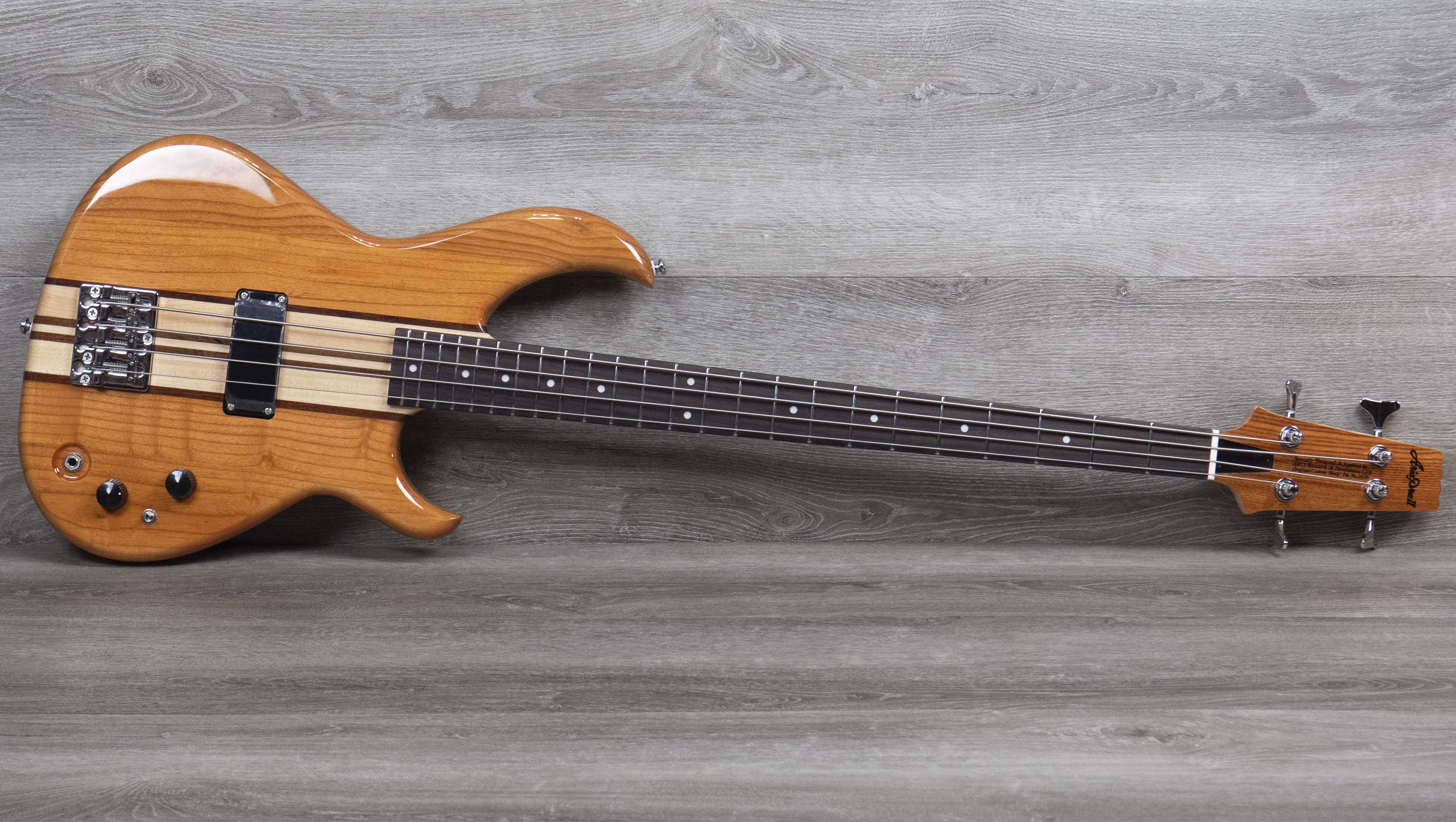 Aria Pro II SB-700, Oak – A Strings