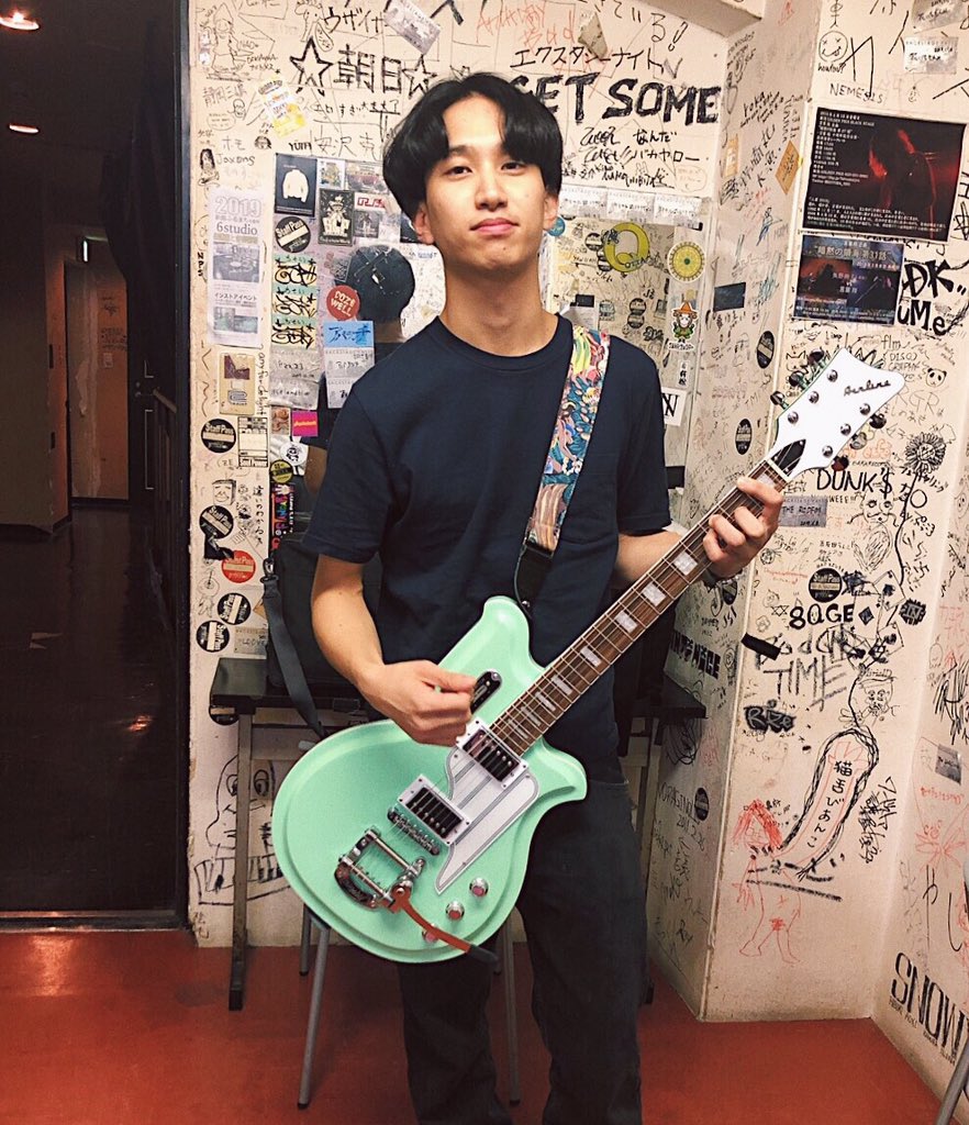 マカロニえんぴつ」 ギターボーカルはっとりさんの使用ギター