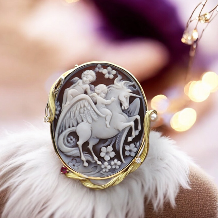 カメオ彫刻家シモネッリ氏が彫刻しました天使＆お月さんのカメオ