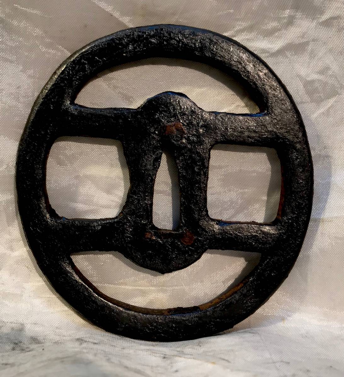 小道具優品 『引き両に桐の図』鉄鐔 透かし鐔 日本刀 小道具優品