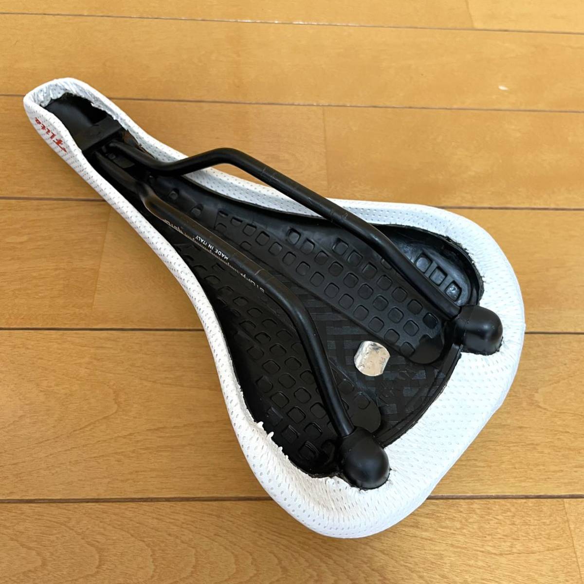 ショップ セライタリア ホワイトパンチング サドル セライタリア SELLE