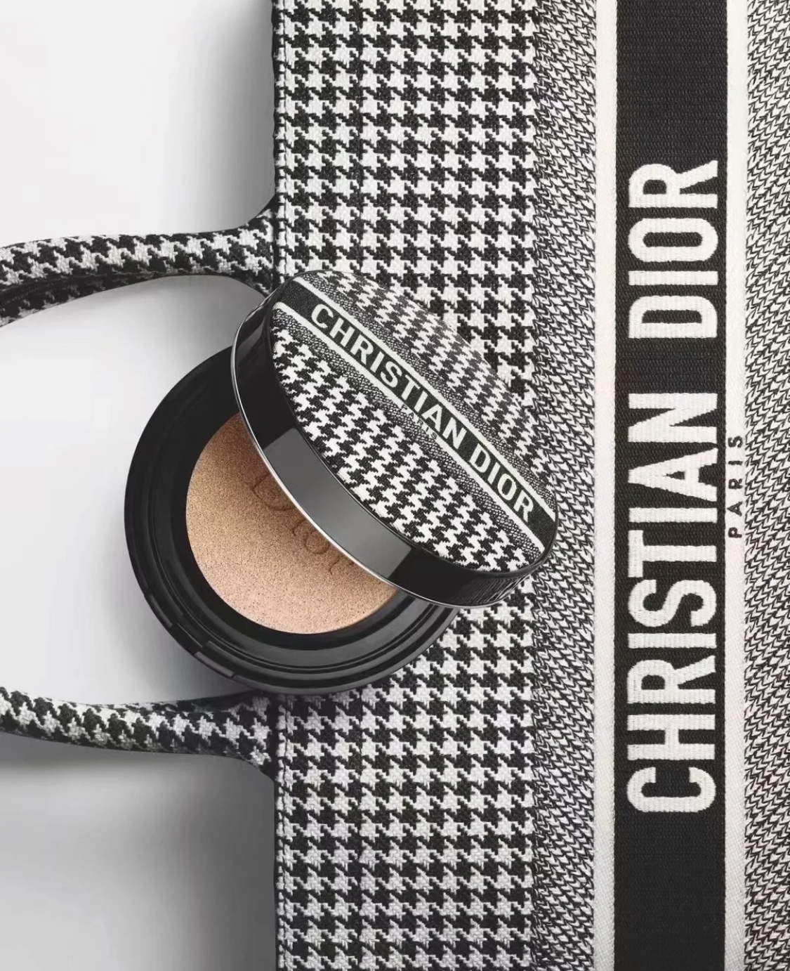 SNSでバズリ中！Diorの新作、千鳥柄リップとクッションファンデが可愛