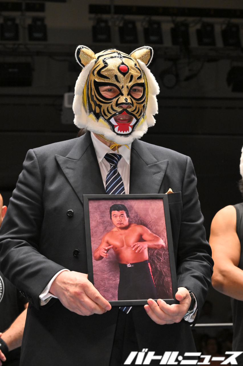 初代タイガーマスクが“虎ハンター”小林邦昭さんに捧げる10カウント