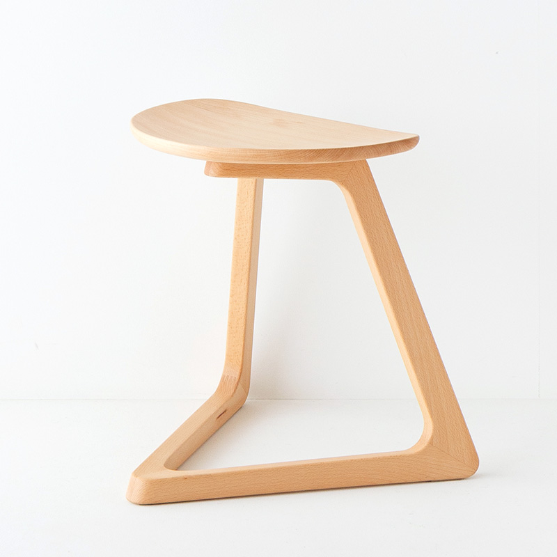 天然木のトライアングルスツール / 板座 | ボー・デコール オンライン