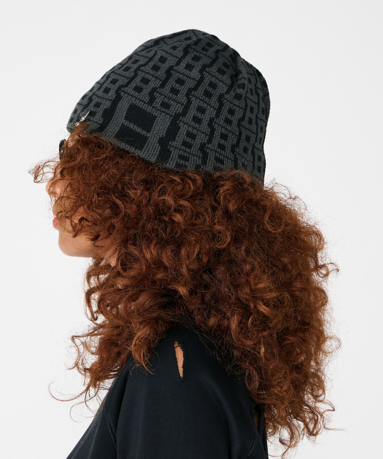 B LOGO JQ BEANIE – BEEDEN